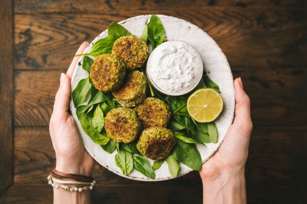 Platón de falafel con aderezos