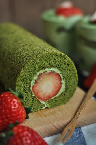 Rollo con matcha y fresas