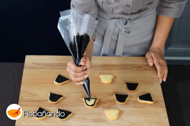 Decorar las galletas con el glaseado negro