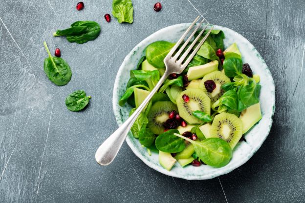 Ensalada de kiwi y cecina