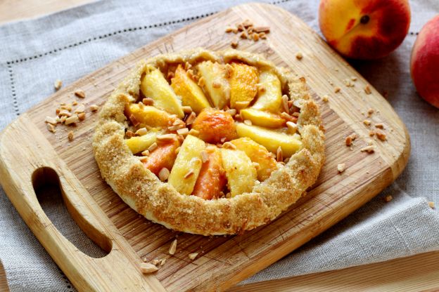 Tarta rústica de melocotón con almendras