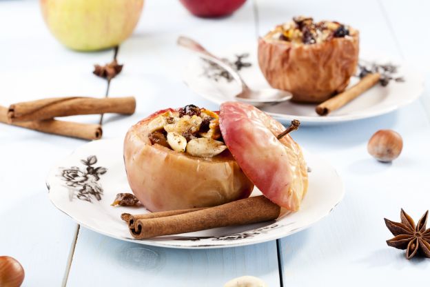 Manzana al horno con relleno de mijo y leche de avena