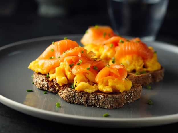 Tostadas de huevo revuelto y salmón