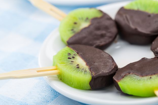 Brochetas de frutas con chocolate