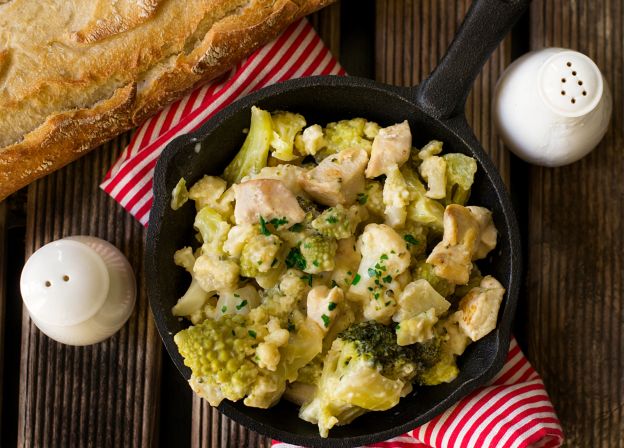 Pollo cremoso con romanesco y coliflor