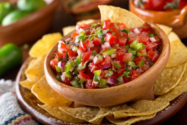 Nachos con salsa pico de gallo