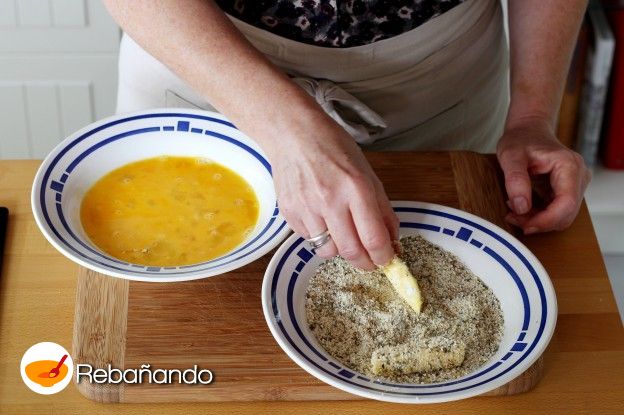 Luego, pasar cada bastón por el pan rallado