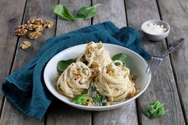 Linguine en salsa cremosa de ricotta y nueces con espinacas tiernas