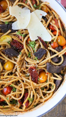 Pasta bucatini con carne y tomates