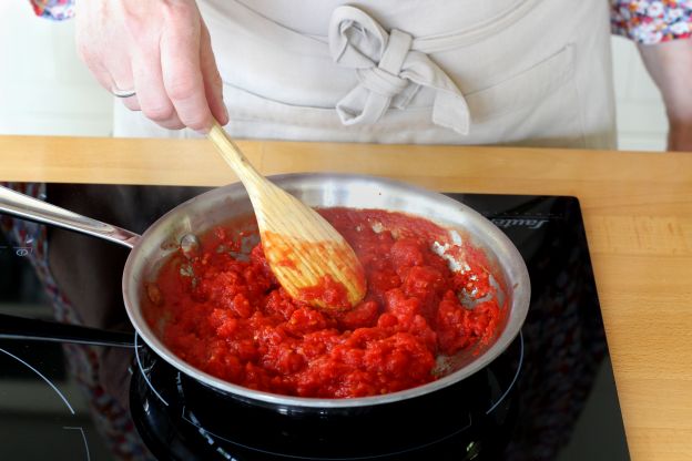 Poner la salsa de tomate a la pizza sin dejar que reduzca