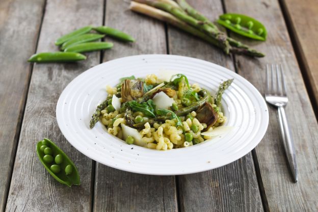 Pasta con pollo, queso de cabra, espárragos, arvejas y champiñones