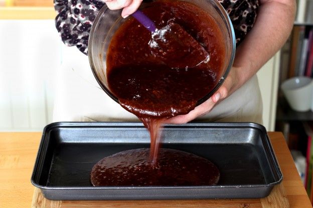 Vierte la mezcla de brownie en un molde