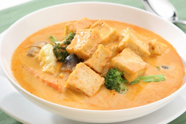 Tofu al curry con leche de coco