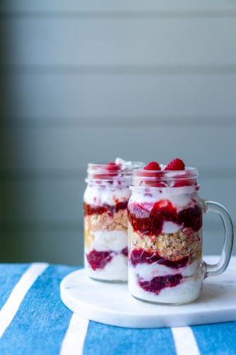 Yogur con mermelada y granola