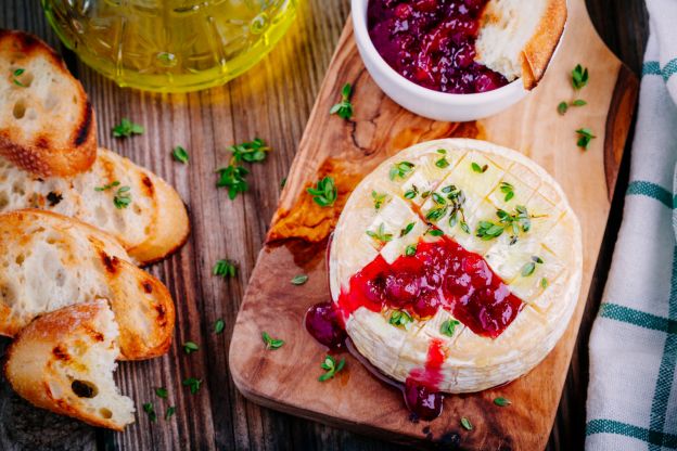 Queso brie con mermelada de moras