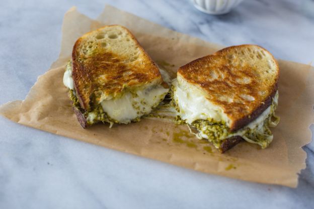 Sándwich de queso fundido y pesto