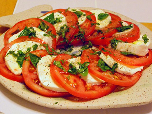 ensalada de mozzarella y tomate