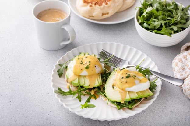 Huevos a la florentina con aguacate