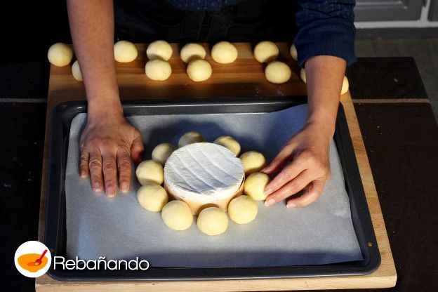 Formar un círculo de pancitos de brioche