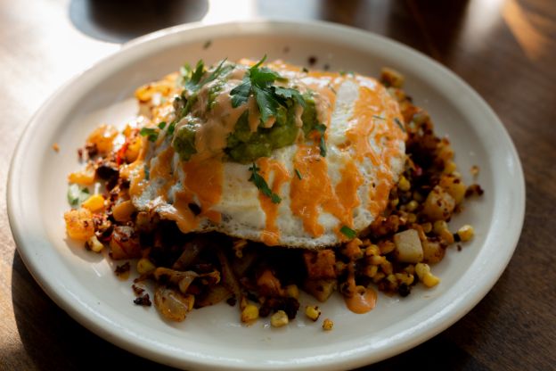 Patatas con chorizo y huevos rotos