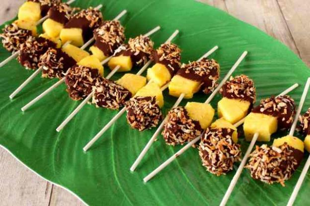 brochetas de chocolate y piña