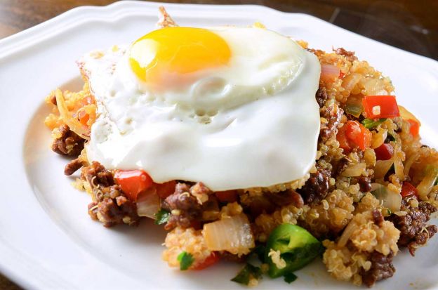 Quinoa con vegetales salteados y huevo