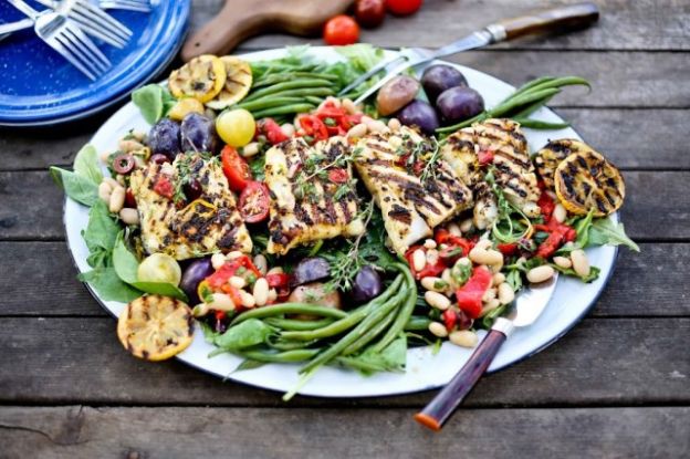 Ensalada nizarda con pescado a la parrilla