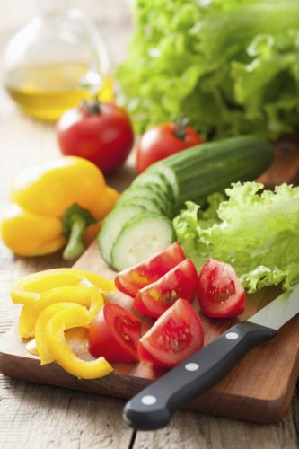 Ensalada fresca de tomate, pepino y pimiento amarillo