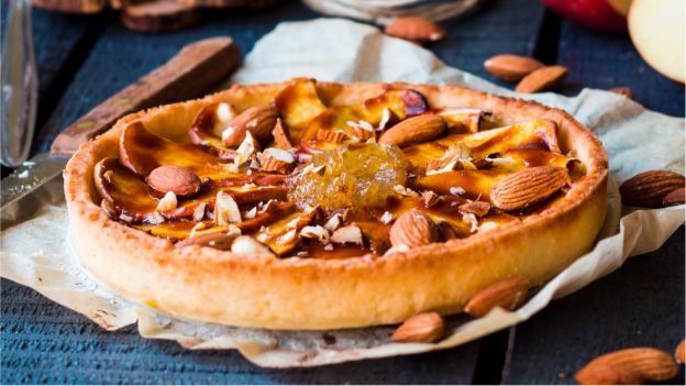 Tarta de manzana, melocotón y almendras