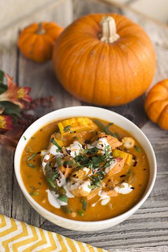 Curry de calabaza con salmón y camarones