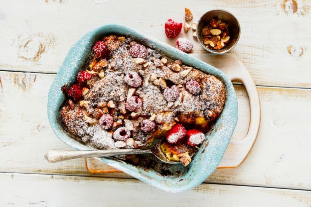 Cazuela de desayuno con frambuesas y almendras