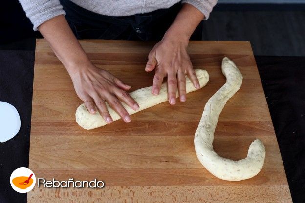 9. Hacemos dos rollitos con la masa