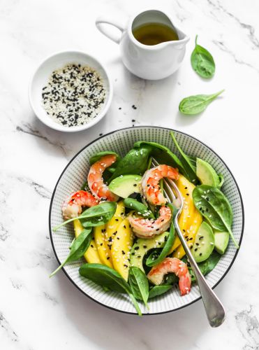 Ensalada de gambas y mango al estilo tailandés