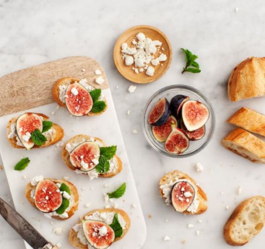 Crostinis de higo, queso feta y menta