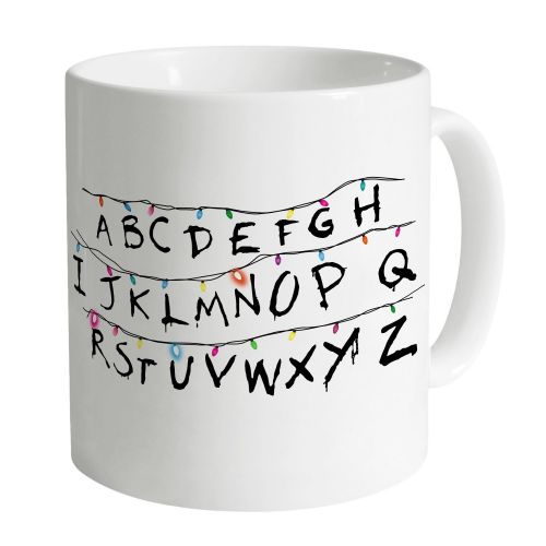 Una taza navideña de Stranger Things