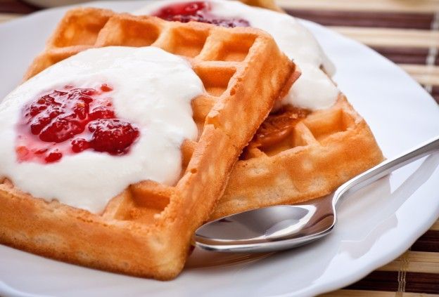 Yogur griego y mermelada de frutos rojos