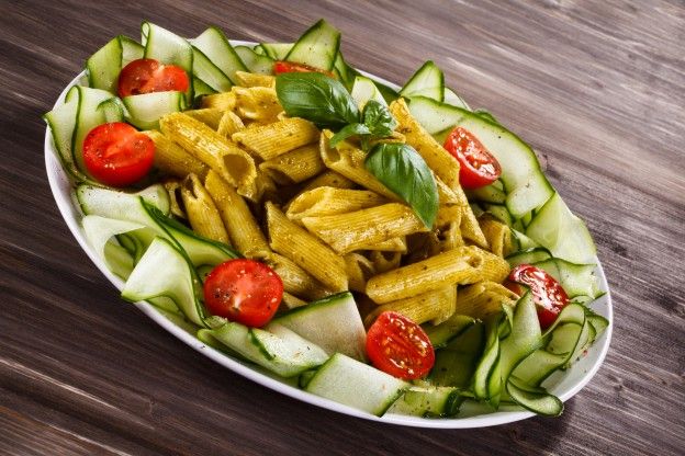 Pasta con pesto y pepinos