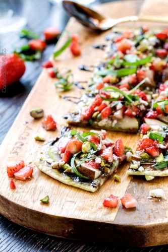 Pizza de fresas, peras y pesto rociadas con vinagre balsámico