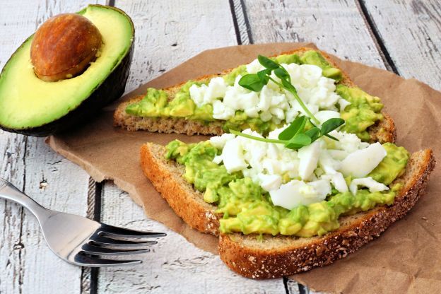 Tostadas de huevo y aguacate