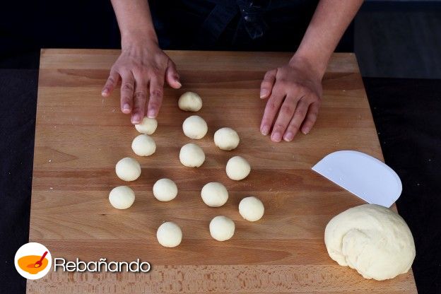 Darle forma a las bolitas de masa