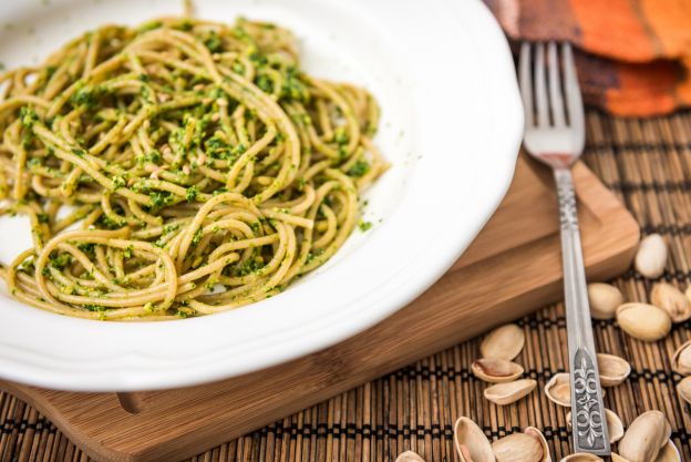 Espaguetis al pesto de pistacho