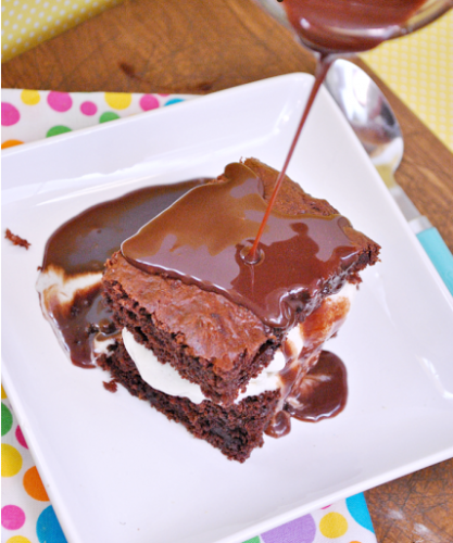 Brownie con helado y salsa de chocolate