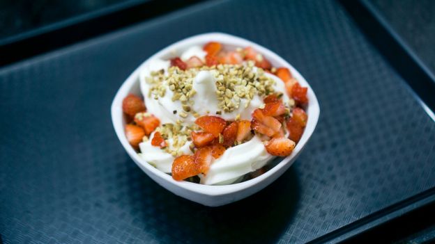 Yogur con fresas y pistachos