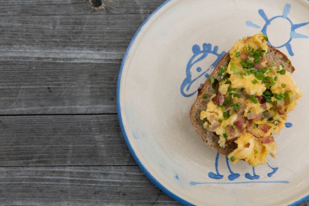 Tostadas con huevos revueltos