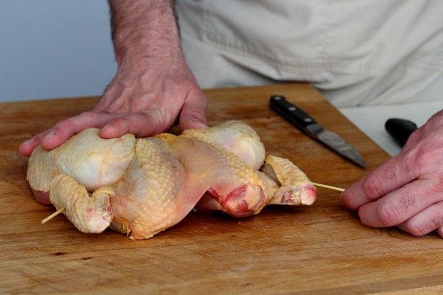 10. Sujetamos las extremidades del pollo