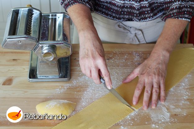 Cortar la masa en bandas