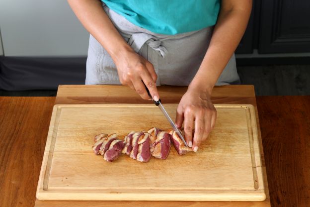 Cortar la carne y verduras