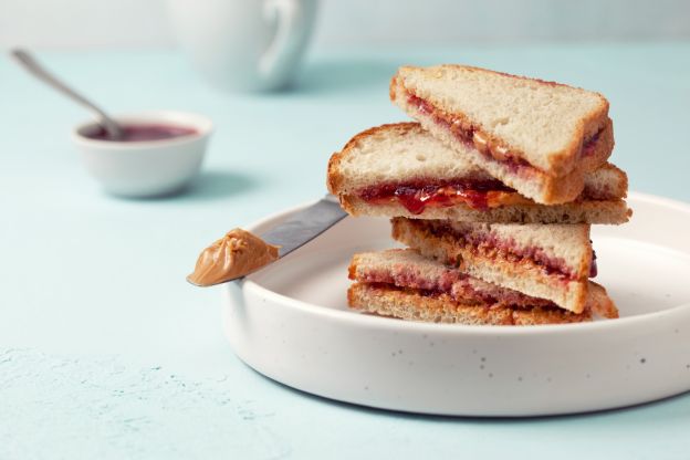 Bocadillo de mantequilla de cacahuete con mermelada de fresa