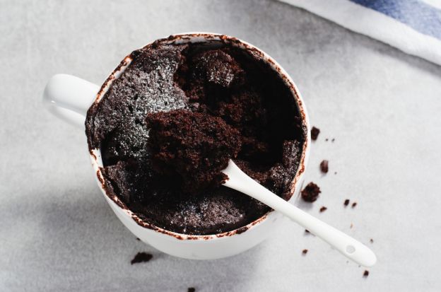 Pastel de chocolate en taza