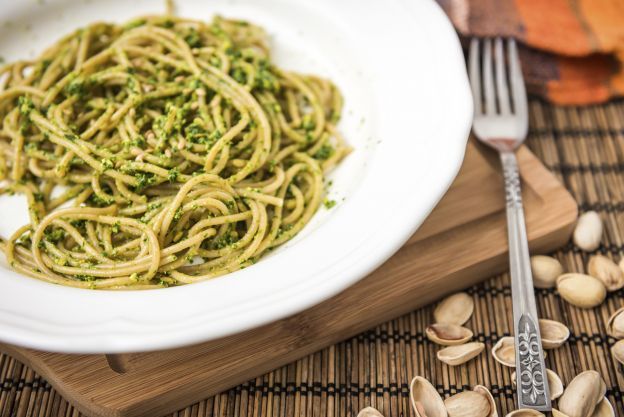 Espaguetis al pesto de pistacho